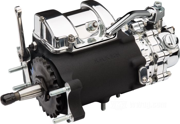 Trasmissione 6 marce »6 in 4« di BAKER Drivetrain; atto per Shovelhead 4 marce 1970-1984; alluminio fuso / acciaio, nero; con pignone 23 dti, copercchio avviamento cromato; U.S.A.; peso lordo: 20 kg