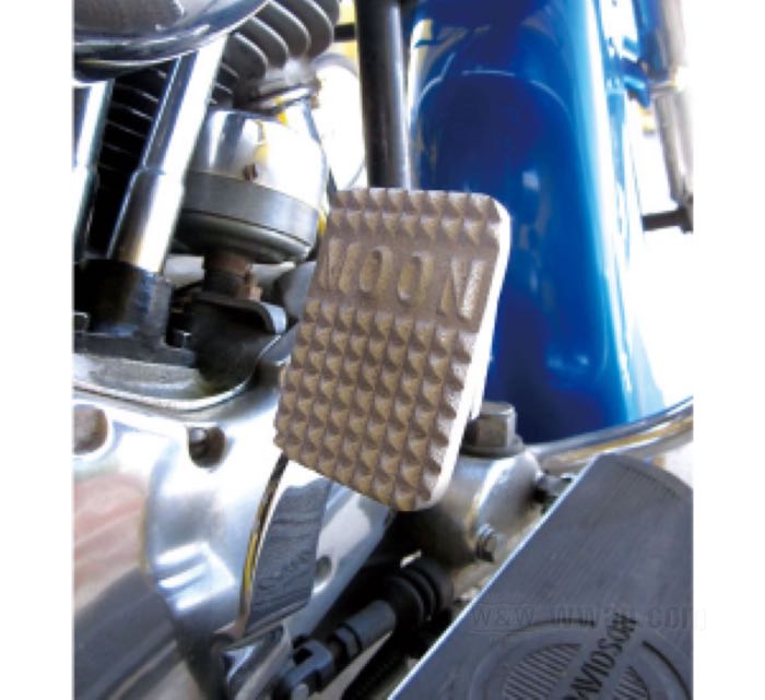 Brake pedal pad »MOON« by Mooneyes; aluminum, cast finish; width x height: 60 x 80 mm; with stud and nut; gross weight: 120 g