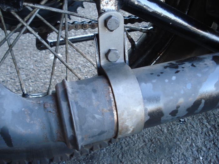 Exhaust clamps »OEM Type« by The GasBox; fits Knucklehead 1936, Flathead U 1937-1940; steel, parkerized; 5 pieces; replaces OEM HD 1061-36, 1062-36, and 1065-36; USA; gross weight: 270 g