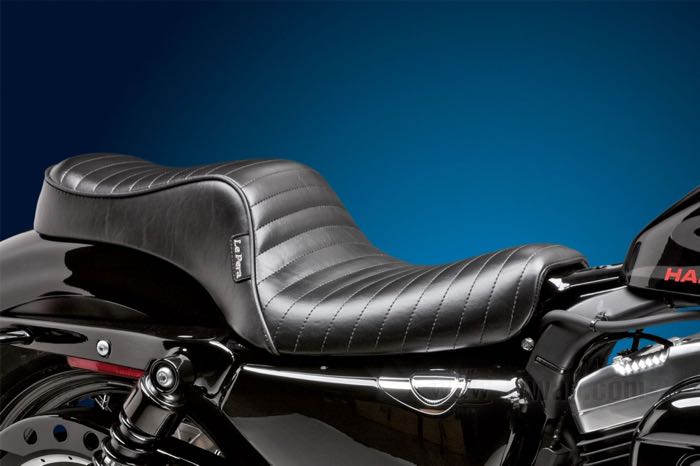 Asiento biplaza »Cherokee Pleated« de Le Pera; apropiado para Sportster 2004-2006 y 2010-2020; con depósito 4.5 gal (17 l); piel sintética, negro; largo x ancho: 69 x 28 cm; EE. UU.; peso bruto: 4.38 kg
