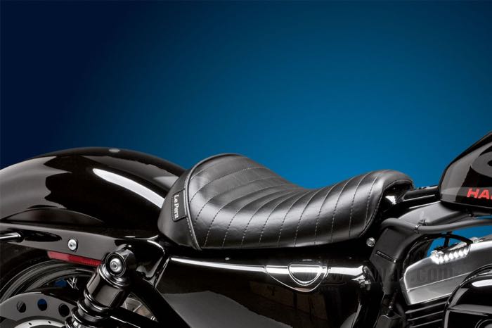 Selle mono »Bare Bones Pleated« de Le Pera; adaptable à Sportster 2010-2020; avec réservoir 2.1 gal (7.9l); simili cuir, noir; longueur x largeur: 40 x 31 cm; USA; poids brut: 2.78 kg