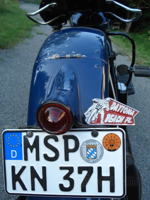 Zieraufsatz »Daytona Beach« von Landström's Foundry; für Nummernschild; Aluminiumguss; USA; Bruttogewicht: 60 g