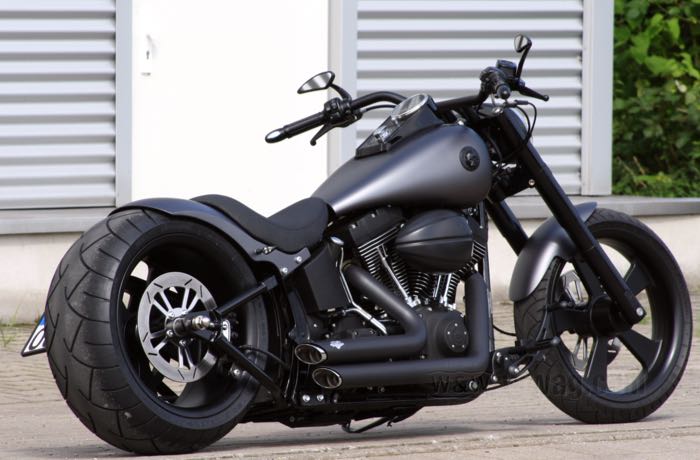 Scarico 2 in 2 »Shortshots Staggered« di Vance & Hines; atto per Softail 1986-2011; acciaio, nero, rivestito ceramica; diam. di collettori: 1-3/4”; Ø marmita: 2-1/8 ”; con inserti silenziatori e minuteria di fissaggio; senza marchio omologazione; U.S.A.; peso lordo: 8.8 kg