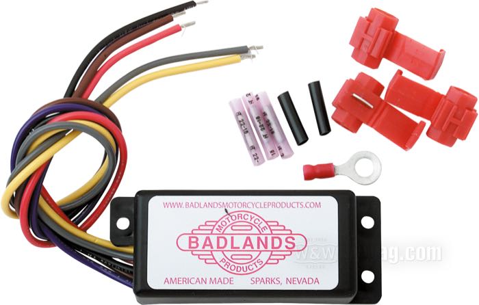 Intermittenza di Badlands; atto per Sportster 1973-1991, FX(R) e Softail 1973-1989, FL(H) e Touring 5 marce 1973-1986, impiego custom; con autospegnimento; L x A x P: 73 x 22 x 35 mm; 12 V; 3…46 W in ogni lato; U.S.A.; peso lordo: 140 g