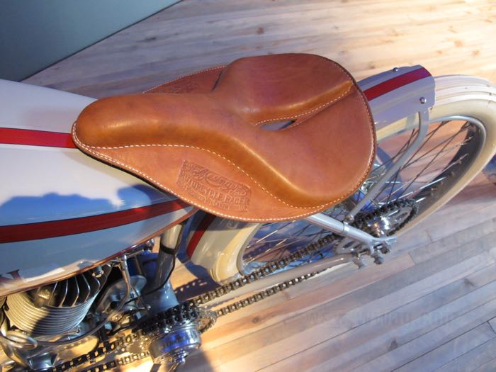 Selle mono »Mesinger Racer« de The Cyclery; vachette, marron claire; longueur x largeur: 300 x 270 mm; distance des ressorts ou goujons de montage: 174 mm; filet des boulons de montage: M8; Europe; poids brut: 1.73 kg