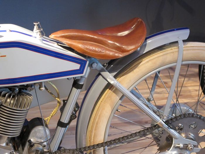 Selle mono »Mesinger Racer« de The Cyclery; vachette, marron claire; longueur x largeur: 300 x 270 mm; distance des ressorts ou goujons de montage: 174 mm; filet des boulons de montage: M8; Europe; poids brut: 1.73 kg