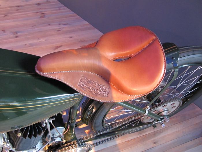 Selle mono »Mesinger Racer« de The Cyclery; vachette, marron claire; longueur x largeur: 300 x 270 mm; distance des ressorts ou goujons de montage: 174 mm; filet des boulons de montage: M8; Europe; poids brut: 1.73 kg