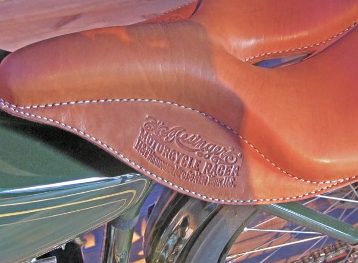 Selle mono »Mesinger Racer« de The Cyclery; vachette, marron claire; longueur x largeur: 300 x 270 mm; distance des ressorts ou goujons de montage: 174 mm; filet des boulons de montage: M8; Europe; poids brut: 1.73 kg
