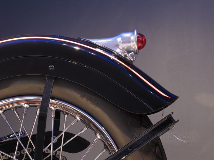 Taillight »Crocker 1936-40« by Crocker; cast aluminum, polished; bulb type: P21/5W; 12 V; with 12 V bulb; with stop light; without license illumination; with license bracket; USA; gross weight: 650 g