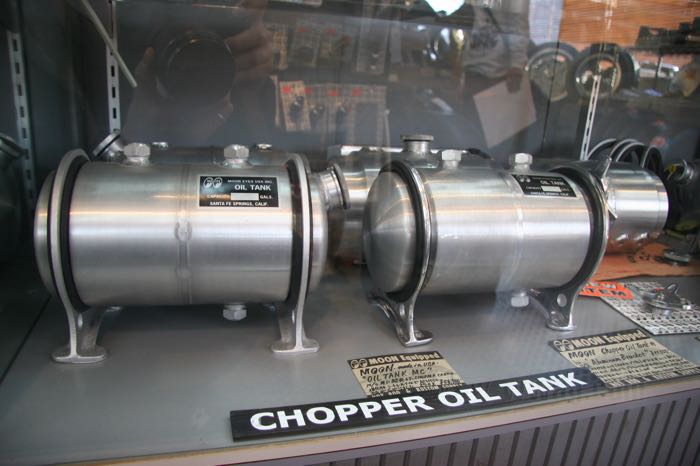 Oil tank »Barrel« by Mooneyes; aluminum; length: 31 cm; Ø 14.5 cm; volume: 3.8 l; with mounting hardware and tank cap; gross weight: 1.2 kg