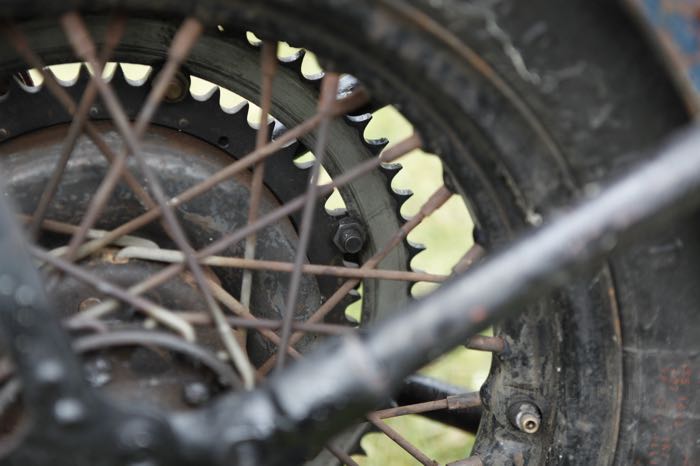 Kettenrad; für Trommelbremse; passend für Big Twin 1930-1957 und Sportster 1955-1978; Stahl; Anzahl der Zähne: 51; Teilung: 530 (5/8” x 3/8”); mit Nieten und Zentrierstiften; ersetzt OEM HD 41470-30; Bruttogewicht: 900 g