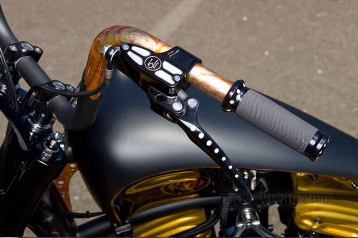Jeu de poignées »Tracker« de Roland Sands Design; adaptable à modèles 1974→ (sauf Touring 2008→, Softail 2016→); alu billet / caoutchouc, Contrast Cut; Longueur (L) selon dessin: 126 mm; Ø int. gauche nominal: 1 ”; Ø int. droit nominal: 1 ”; USA; poids brut: 357 g