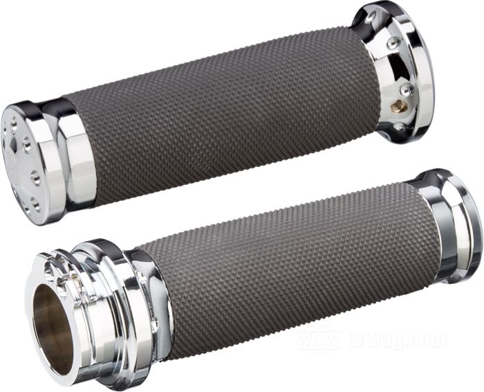 Set manopole »Tracker« di Roland Sands Design; atto per modelli 1974→ (ecc. Touring 2008→, Softail 2016→); alluminio billet / gomma, cromato; Lunghezza (L) secondo disegno: 126 mm; Ø int. sinistra nominale: 1 ”; Ø int. destra nominale: 1 ”; U.S.A.; peso lordo: 387 g