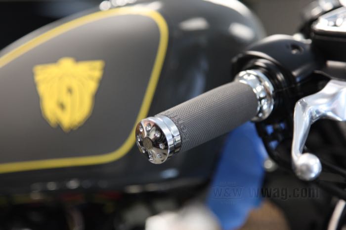 Set manopole »Tracker« di Roland Sands Design; atto per modelli 1974→ (ecc. Touring 2008→, Softail 2016→); alluminio billet / gomma, cromato; Lunghezza (L) secondo disegno: 126 mm; Ø int. sinistra nominale: 1 ”; Ø int. destra nominale: 1 ”; U.S.A.; peso lordo: 387 g