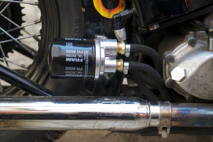 Halter »Hot Rod«; für Ölfilter; Aluminiumguss, Guss-Finish; Gewinde für Ölleitungen: 1/2”-14 NPT; Gewinde für Ölfilterpatrone: 3/4”-16; USA; Bruttogewicht: 260 g