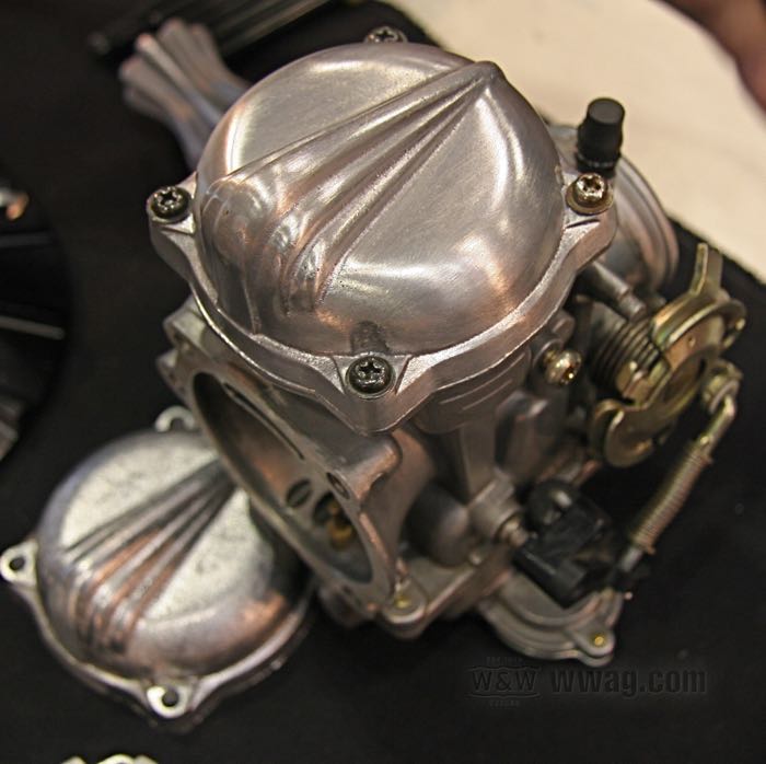 Coperchio superiore »Crown« di Fork; atto per carburetori Keihin CV 1988→; alluminio, lucidato; altezza: 35 mm; per carburatori CV; Giappone; peso lordo: 150 g