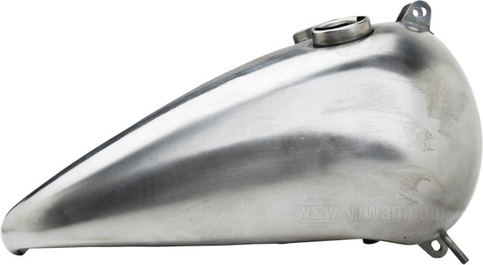 Serbatoio di benzina »WR Style« di Cannonball; atto per Panheads 1948-1965 con cambio a pedale (senza supporto per consolla del cambio e leva cambio); acciaio; volume: 9 l; tappo necessario: chiusura a baionetta 1955-1982; rubinetto necessario: 3/8” NPT; Europa; peso lordo: 4.06 kg