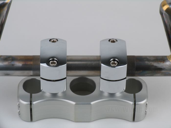 Fork clamp »Top Tee Inline« by Nacell; for Springer fork; fits 1936-early 1946 Big Twin, 1940-1957 45 cui/750cc; billet aluminum, satin finish, distance of holes for risers: 70 mm; Japan; gross weight: 460 g