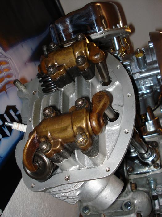 Culbuteur; adaptable à Panheads 1948-1965; Echappement avant/admission arrière; fonte / laiton / acier; avec support; remplace OEM HD 17611-48A et 17360-48; poids brut: 840 g