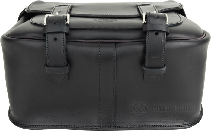 Sacoche »Bamse« de Lejonkulan; vachette, noir, à dos plat; L x H x P: 43 x 39 x 21 cm; volume: 30 l; Suède; poids brut: 4.24 kg