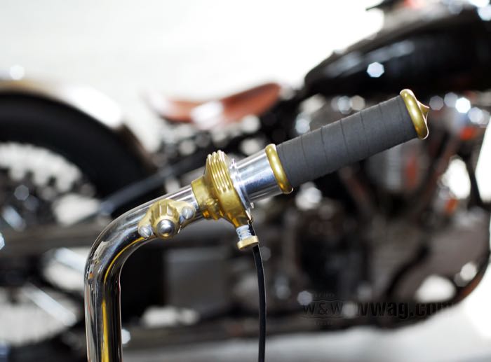 Set manopole »Fabric Style« di Kustom Tech; per cavi gas esterni; atto per modelli 1974→ (ecc. Touring 2008→, Softail 2016→); alluminio / ottone, lucidato, finali chiusi; Lunghezza (L) secondo disegno: 136 mm; Ø int. sinistra nominale: 1 ”; Ø int. destra nominale: 1 ”; Italia; peso lordo: 300 g