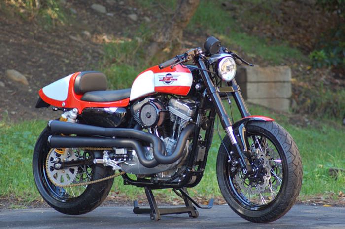 Serbatoio di benzina »Café Racer« di Storz; atto per Evo Sportster 2004-2006; alluminio, naturale; volume: 10.2 l; con tappo: Quick-Cam; rubinetto necessario: 3/8” NPT; rubinetto necessario: 3/8” NPT; U.S.A.; peso lordo: 4.62 kg