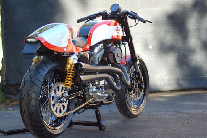 Serbatoio di benzina »Café Racer« di Storz; atto per Evo Sportster 2004-2006; alluminio, naturale; volume: 10.2 l; con tappo: Quick-Cam; rubinetto necessario: 3/8” NPT; rubinetto necessario: 3/8” NPT; U.S.A.; peso lordo: 4.62 kg