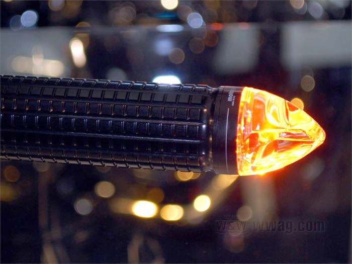 Clignotant »mo.blaze Cone« de motogadget; gauche; alu billet / verre, anodisé noir; longueur: 43 mm; Ø 35 mm; poids net: 45 g; cabochon: clair; 12 V; 7 W; avec LED; avec Fils électriques 100 cm et des petites pièces; homologué E1; Allemagne; poids brut: 134 g