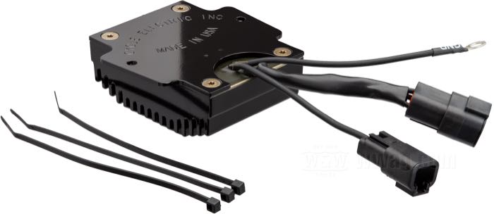 Regulatore/Raddrizzatore di Cycle Electric; atto per Softail 2007; alluminio, nero, anodizzato; rimpiazza OEM HD 74540-07; U.S.A.; peso lordo: 1.29 kg