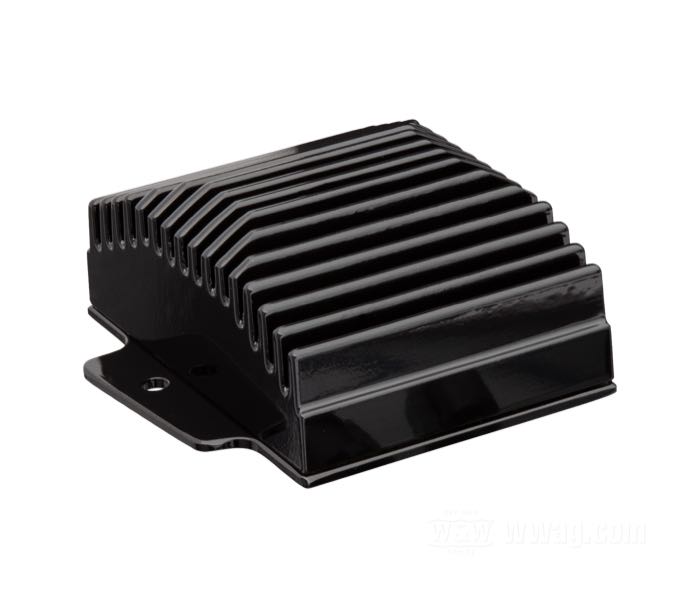 Regulatore/Raddrizzatore di Cycle Electric; atto per Softail 2008-2017; alluminio, nero, anodizzato; rimpiazza OEM HD 74540-08 e 74540-11; U.S.A.; peso lordo: 1.2 kg