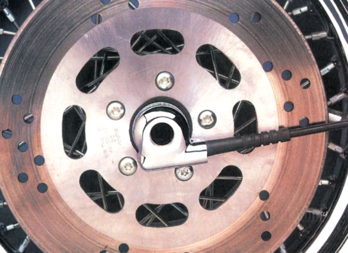 Cover; for Speedometer drive unit / Front wheel; fits Dyna Wide Glide, Softail and 4-speed FXWG 1984→, FLT, FLHT and FLHS 1987→; steel, chrome-plated; gross weight: 90 g
