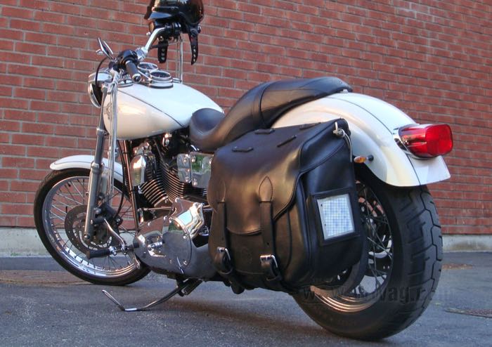 Saddlebag »Bamse« by Lejonkulan; cowhide, black, shaped back; W x H x D: 43 x 39 x 21 cm; volume: 30 l; Sweden; gross weight: 4.22 kg