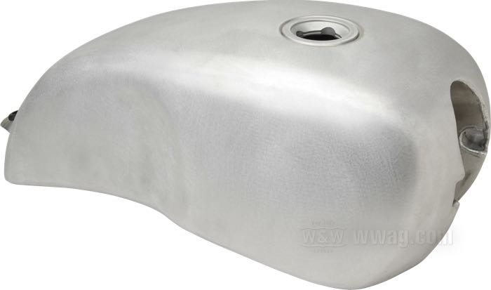 Serbatoio di benzina »Café Racer« di Storz; atto per Evo Sportster 2004-2006; alluminio, naturale; volume: 10.2 l; con tappo: Quick-Cam; rubinetto necessario: 3/8” NPT; rubinetto necessario: 3/8” NPT; U.S.A.; peso lordo: 4.62 kg