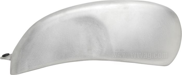 Serbatoio di benzina »Café Racer« di Storz; atto per Evo Sportster 2004-2006; alluminio, naturale; volume: 10.2 l; con tappo: Quick-Cam; rubinetto necessario: 3/8” NPT; rubinetto necessario: 3/8” NPT; U.S.A.; peso lordo: 4.62 kg