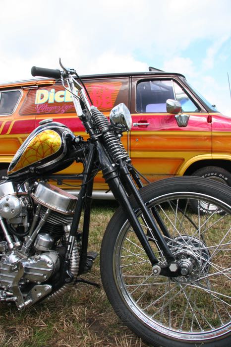 Springer Gabel »Classic Inline« von Samwel Supplies; passend für Knucklehead 1936, Big Twin 1937-early 1946; Stahl, schwarz, kunststoffbeschichtet, Innengewinde Steuerkopf: 3/4”-14 UNS, Außengewinde Steuerkopf: 1”-24 UNS, verchromte Federn; Länge: 48.5 cm; Rake: 0 °; Über-/Unterlänge: Serie; ersetzt OEM HD 2601-36 und 45515-36; mit Prüfbericht; Europa; Bruttogewicht: 20.12 kg