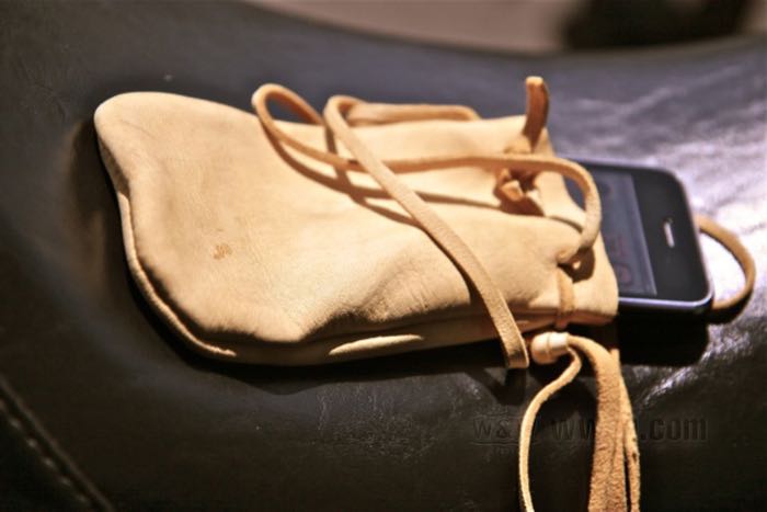 Medizin-Beutel von Bates; Rindleder, standard; Breite x Höhe: 100 x 150 mm; USA; Bruttogewicht: 34 g