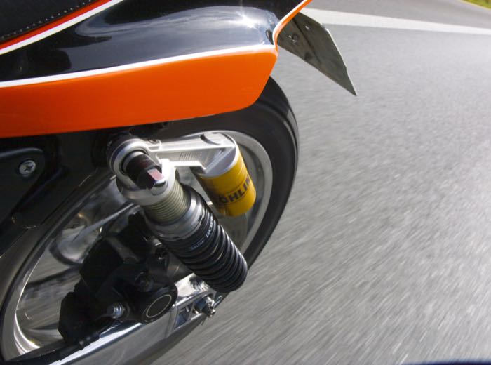 Ammortizzatori »36PL« di Öhlins; atto per Sportster 1979-2020; alluminio billet / acciaio / acciaio per molle; lunghezza: 336 mm; ochiello del amortizzatore: 14 mm; con omologazione nazionale tedesco; peso lordo: 4.7 kg
