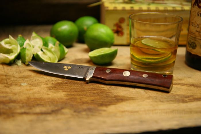 Couteau »TK1« de Fällkniven; acier / bois, satiné, avec manche Cocobolo; poids net: 187 g; epaisseur de lame: 4.5 mm; longueur totale: 215 mm; longueur de lame: 100 mm; acier de lame: 3G; avec étui en cuir noir; poids brut: 820 g