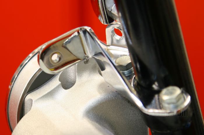Staffa »OEM Style«; per Cavo frizione / Serbatoio olio; atto per Big Twin 1965-primi 1979; acciaio, cromato; rimpiazza OEM HD 62576-65TA; peso lordo: 150 g